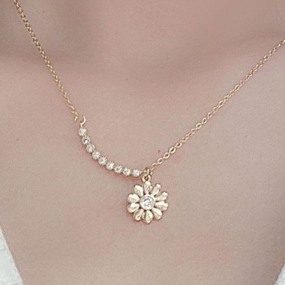 Jewelry - NEW 14K Gold Plated Diamond Daisy Flower Necklace